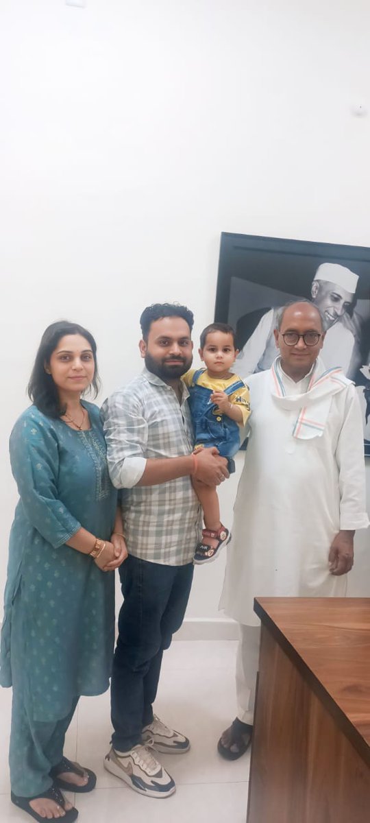 त्रिपाठी परिवार पर सदैव स्नेह रखने वाले हमारे मार्गदर्शक पूर्व मुख्यमंत्री श्री दिग्विजय सिंह जी से उनके भोपाल स्थित आवास पर मुलाकात हुई। आदरणीय राजा साहब से महत्वपूर्ण विषयों पर चर्चा हुई। 
इस दौरान राजा साहब ने मेरी बेटी यति(सिया) को भी खूब स्नेह और दुलार किया।
<a href="/digvijaya_28/">Digvijaya Singh</a>