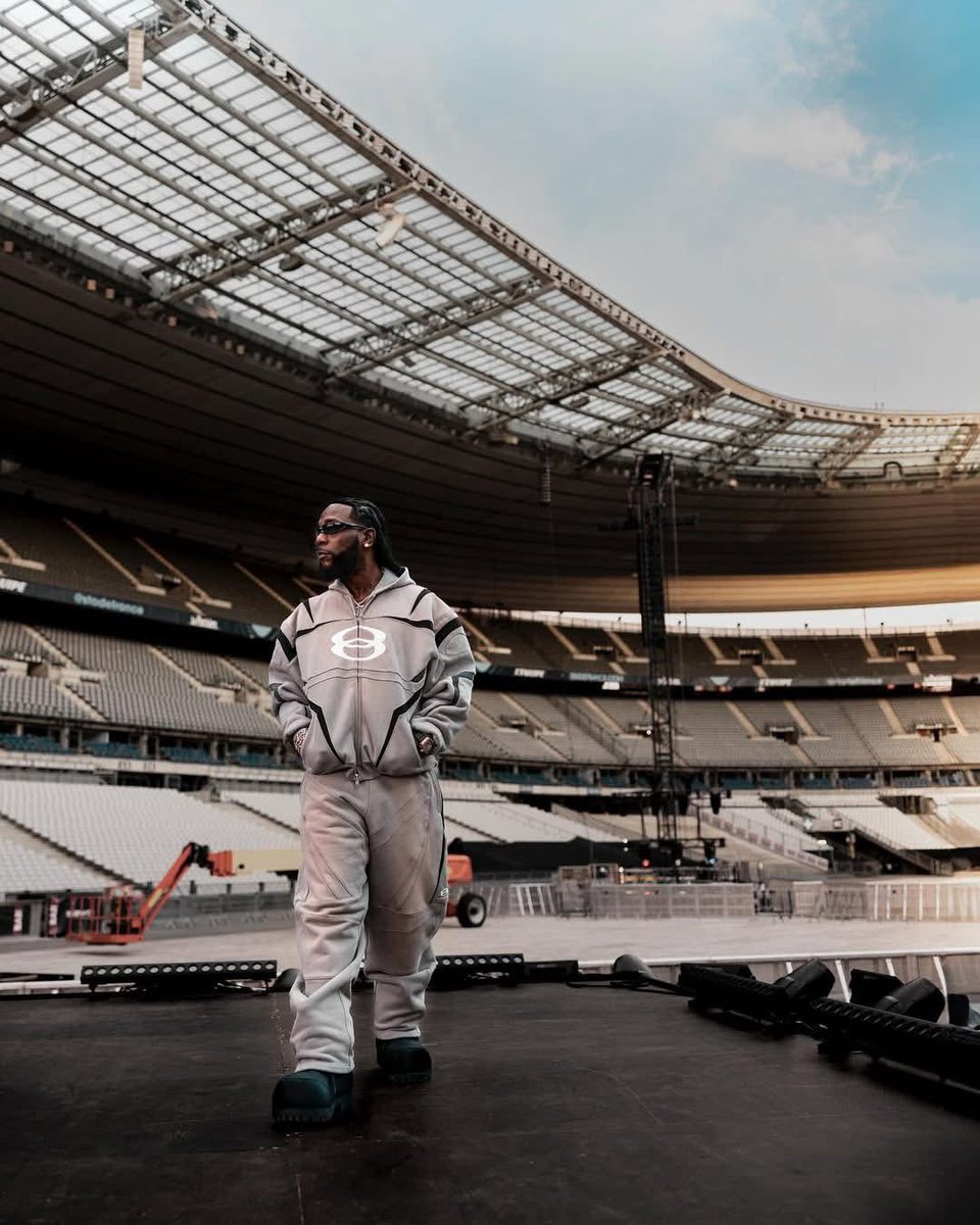 traoreblog's tweet photo. Burna Boy in Stade de France 🇫🇷! A sold out even and a record for an African and Nigerian musician to do so 💪🏾🥳!
#TraoreBlog #BurnaBoy #TraoreBlogBurnaBoy #StadeDeFrance https://t.co/dSkmfwYRnv