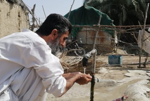 میں نے یه جنگ یہاں چھیڑی نہیں اپنے لیے
تخت په تم کو بٹھاوں گا چلا جاؤں گا.
درویش ایں شاه