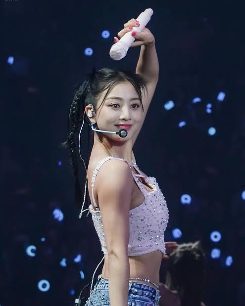TWICE Jihyo talked about LE SSERAFIM on Bubble 🍭 

: I went to LE SSERAFIM's concert today &amp; it reminded of [TWICE] back in our earlier days
: it made me feel kind of emotional