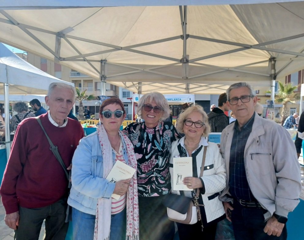Ayer en la Fira del Llibre de Vinaròs. 

Una fantasía de emplazamiento. Con el mar, su olor, su brisa y sabor, su oleaje de fondo.

¡Gracias a tod@s l@s que me acompañasteis!

🌊📚🌊📚

#firadelllibrevinaròs2025
#caleidoscópica 
#piezasazules
#agencialacaprichosa