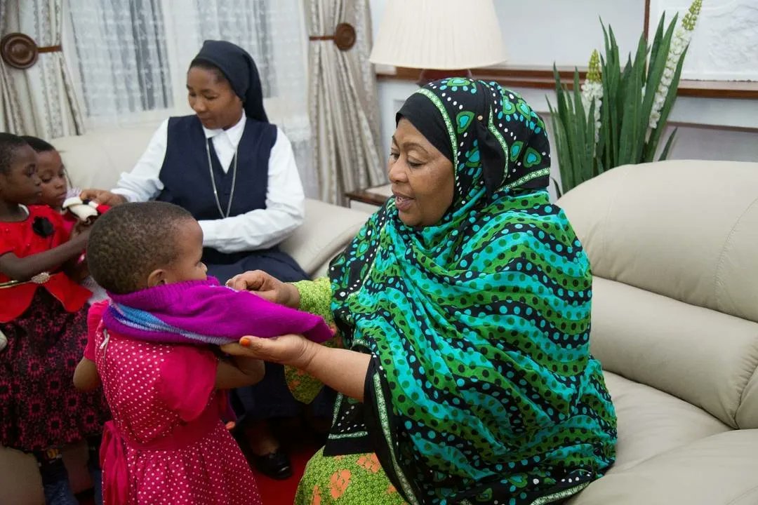 BarakaWambura (@barakawamb) on Twitter photo Rais Mwenye Upendo na Huruma,Nafasi yake Kwa Taifa haijawahi kumpa kiburi kwani yeye ni Mama na mlezi wa Watanzania wote.
Moyo wake ni wa kipekee sana,Upendo wake hauna mipaka hata Kama ya utofauti wa kisiasa Huruma yake haijawahi kuyumba
Tunajivunia Uongozi wako
Cc
<a href="/420Cousin/">cousin 420</a> Rais Mwenye Upendo na Huruma,Nafasi yake Kwa Taifa haijawahi kumpa kiburi kwani yeye ni Mama na mlezi wa Watanzania wote.
Moyo wake ni wa kipekee sana,Upendo wake hauna mipaka hata Kama ya utofauti wa kisiasa Huruma yake haijawahi kuyumba
Tunajivunia Uongozi wako
Cc
<a href="/420Cousin/">cousin 420</a>