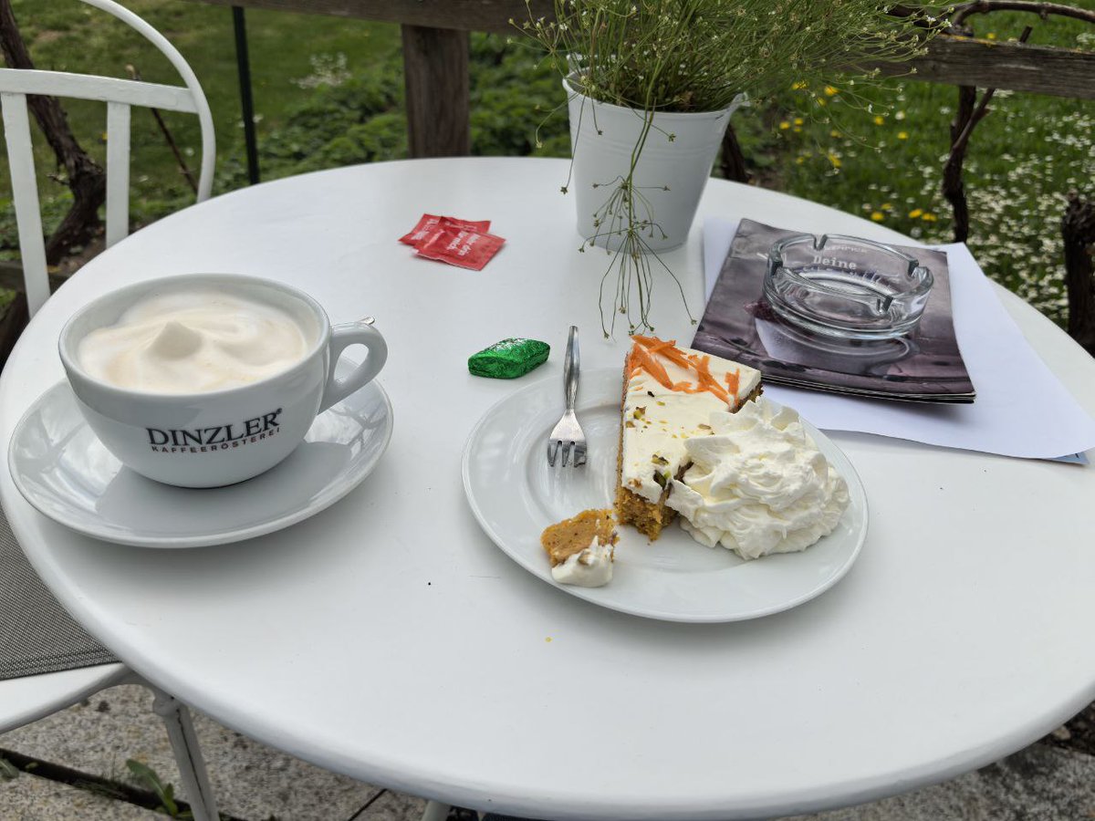 Kaffee und Kuchen gab es auch. Weil Ostern ist.
Jetzt regnet es leider 🤷