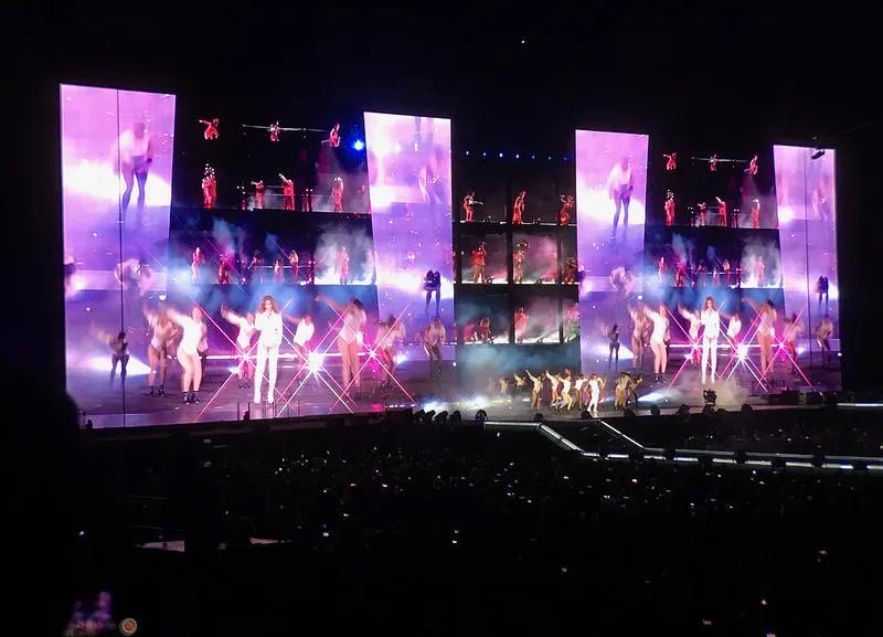opul_essence's tweet photo. @legalbrowser @KenLama39397395 @nikigoneshine Beyoncé and Jay Z could easily fill up a stadium but they had nearly the same stage concept years ago. A round stage just doesn’t allow for the same kind of background visuals that pgLang is known for https://t.co/t5OzeG9HGr
