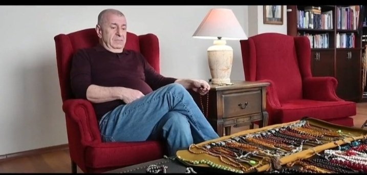 Tespih sattı, Passat'ını sattı ama davasını satmadı.

Seni yalnız bırakırsak gök girsin kızıl çıksın.