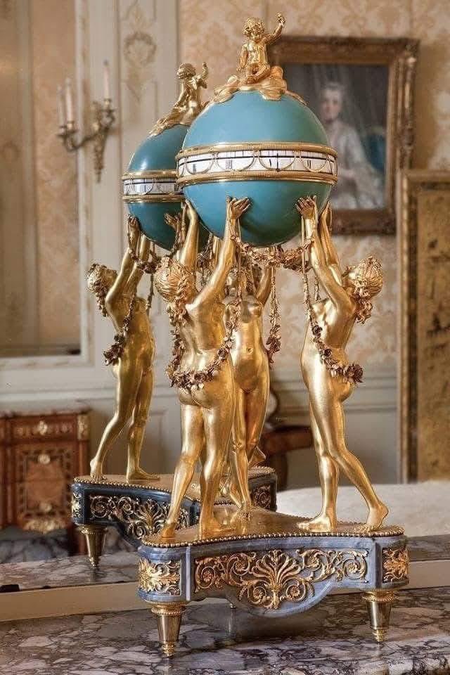 Arteymas_'s tweet photo. Reloj de dial anual, probablemente francés y que data del siglo XIX.
"Tres Gracias"
Estos relojes, populares en el estilo Luis XVI, cuentan con las Tres Gracias que soportan un dial giratorio.
Este reloj en particular está ubicado en el Museo Jacquemart-André de París, un museo ubicado en una mansión del siglo XIX que muestra una colección de arte privada.