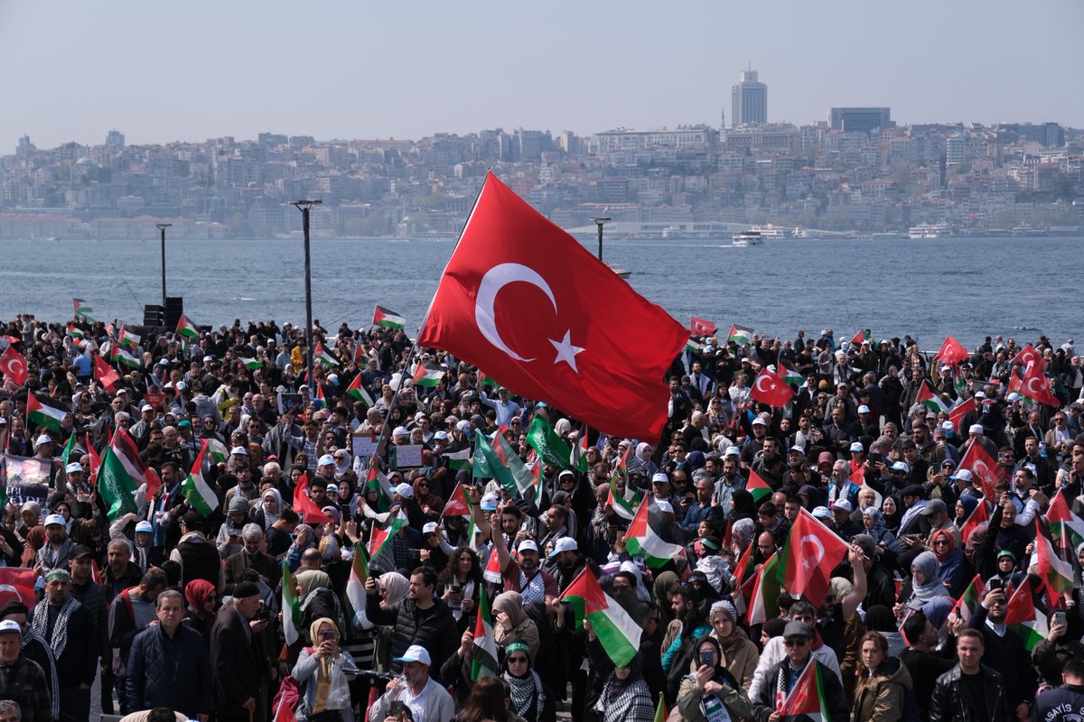insanmedeniyet's tweet photo. İşgalci İsrail rejiminin Gazze’de sürdürdüğü soykırıma karşı sesimizi yükseltmek; ümmetin izzetini, direnişini ve kardeşliğini haykırmak için “Gazze Ölüyor! Ayağa Kalk!” yürüyüşüne katıldık.

Gazze’nin sesi olmak, zalime karşı susmamak için meydanlardaydık. 🇵🇸🇹🇷

#GazzeİçinYürü
#FilistineDestek
#ZulmeSessizKalma
#AyağaKalk
#GazaGenocide