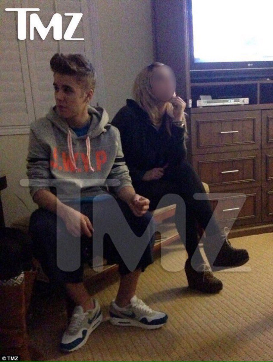 flatlinebiiebs's tweet photo. people crying over justin bieber smoking weed again?? oh we’re SO back #cut4bieber https://t.co/psRrJT8UWv