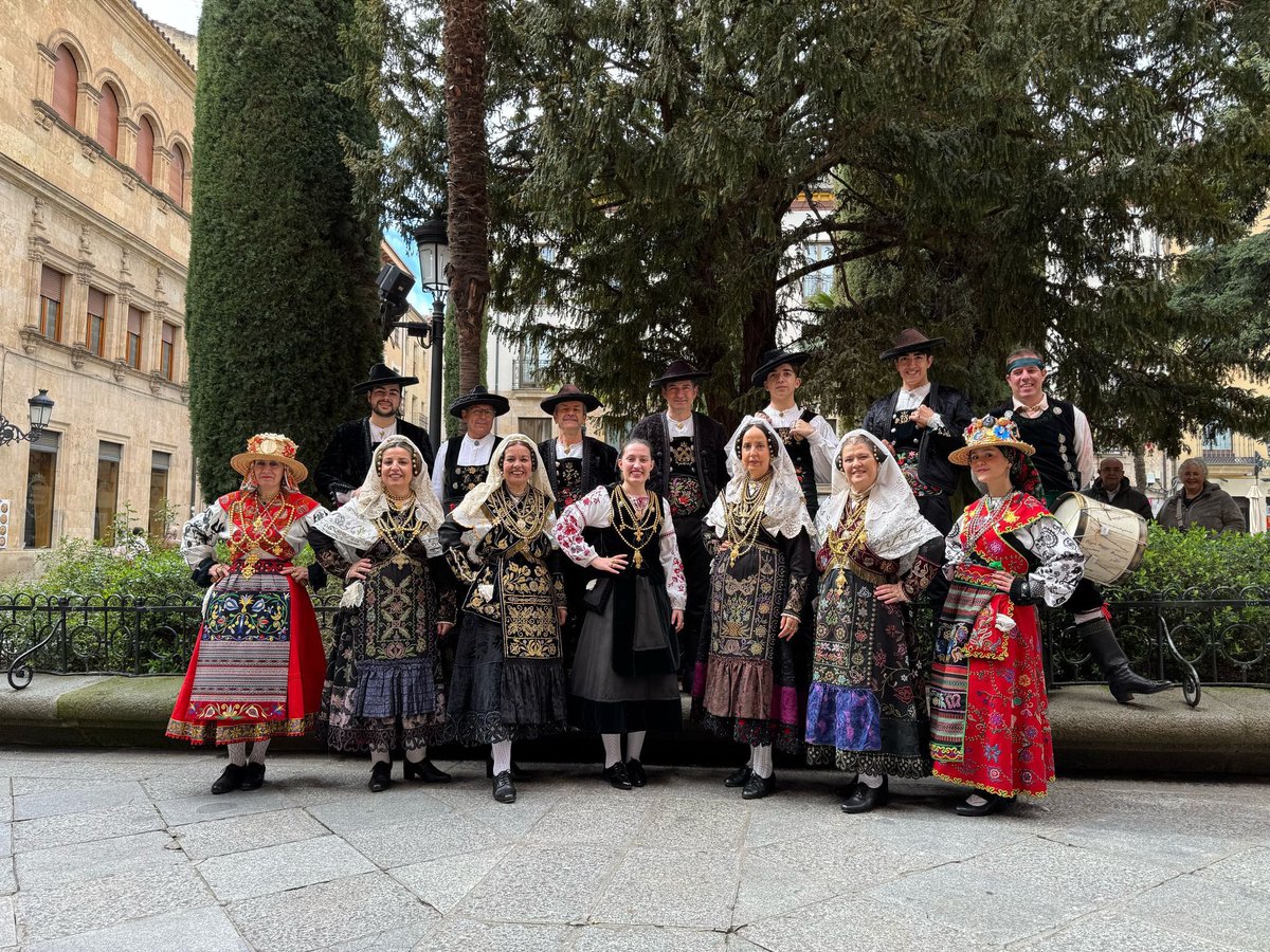 MyCharros's tweet photo. ¡Feliz Pascua!
Como cada año, hemos vuelto a acompañar a @VCSalamanca con nuestra #cultura charra en esta #SemanaSantaSalamanca 2025. 

El Viernes Santo junto al Santo Sepulcro y el Domingo de Resurrección al Cristo Resucitado.

Muchas gracias a la cofradía por la confianza. https://t.co/7OvF6fe6aQ