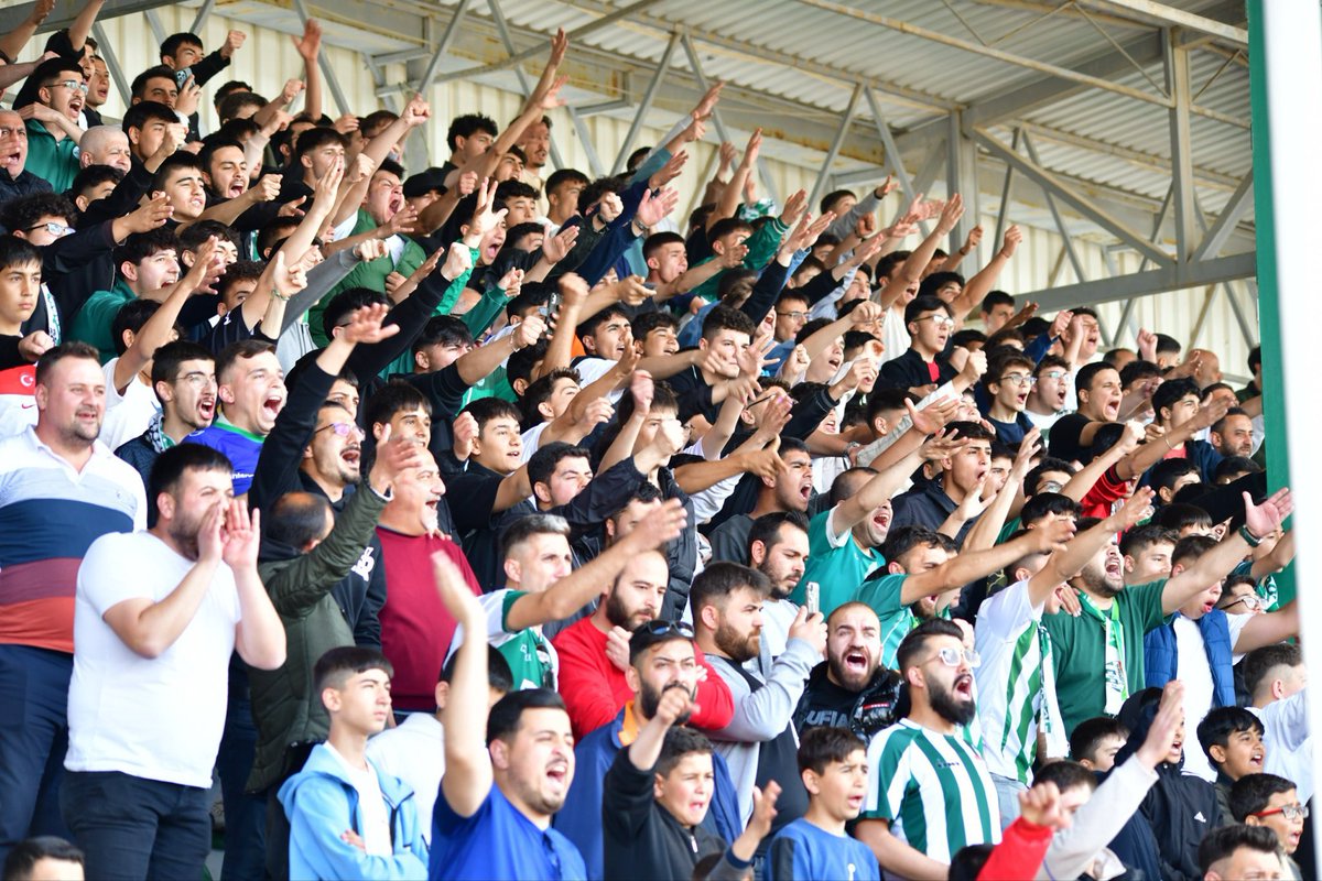 Kırşehirspor, 3. Lig’de Kalmayı Garantiledi

Artvin Hopaspor karşısında elde ettiği galibiyetle 3. Lig’de kalmayı garantileyen Kırşehirspor’umuzu gönülden kutluyoruz.

Kırşehirspor’a destek olmak amacıyla İl Millî Eğitim Müdürümüz Yasin Gülşen, öğretmenlerimiz ve öğrencilerimizle