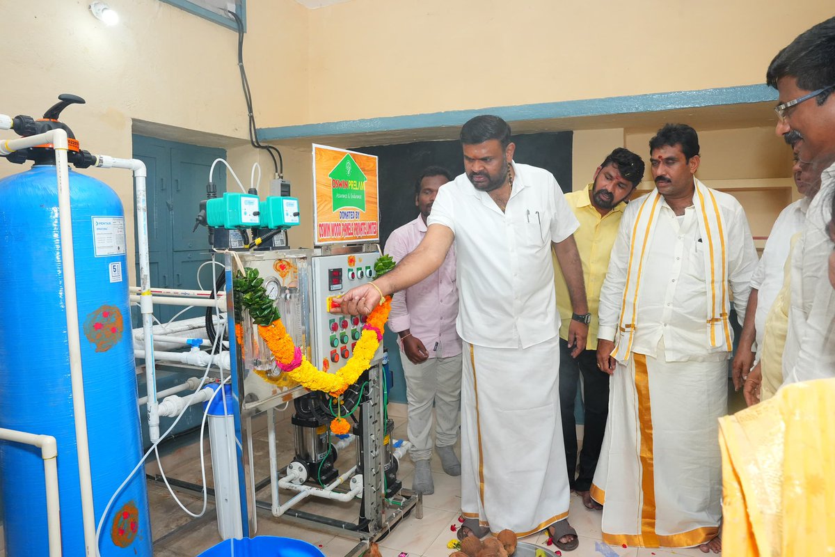 BojjalaSudhir's tweet photo. ఈరోజు చంద్రబాబు నాయుడు గారి పుట్టినరోజు సందర్భంగా శ్రీకాళహస్తిలోని ప్రభుత్వ బాలికల వసతి గృహం నందు రక్షిత తాగునీటి RO ప్లాంటును ఏర్పాటు చేయడం జరిగింది.
#ROPlantInstallation #NaraChandrababuNaidu #AndhraPradesh #Srikalahasti https://t.co/89qAIYmfdi