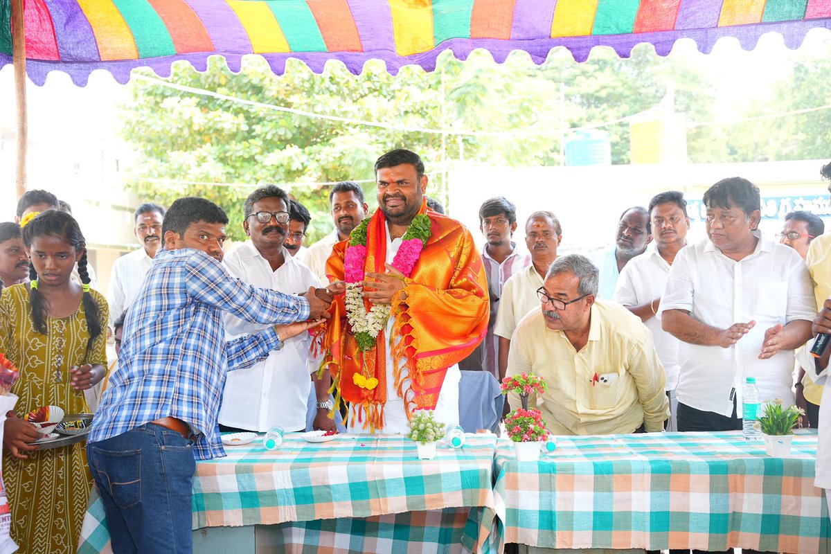 BojjalaSudhir's tweet photo. ఈరోజు చంద్రబాబు నాయుడు గారి పుట్టినరోజు సందర్భంగా శ్రీకాళహస్తిలోని ప్రభుత్వ బాలికల వసతి గృహం నందు రక్షిత తాగునీటి RO ప్లాంటును ఏర్పాటు చేయడం జరిగింది.
#ROPlantInstallation #NaraChandrababuNaidu #AndhraPradesh #Srikalahasti https://t.co/89qAIYmfdi