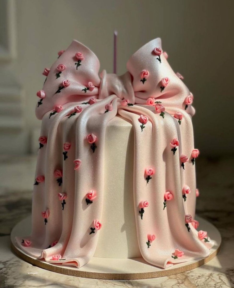 i3Moment's tweet photo. Pretty roses cake 🎀 https://t.co/yIKF9MEgWR