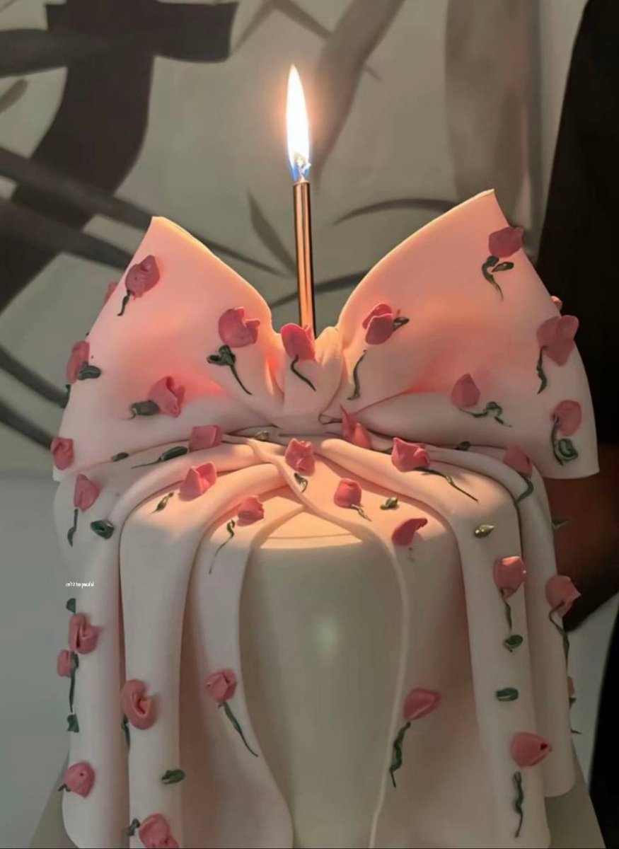 i3Moment's tweet photo. Pretty roses cake 🎀 https://t.co/yIKF9MEgWR