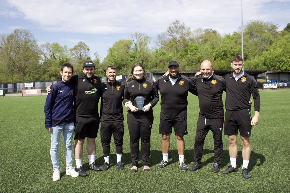 Our gaffer insisting all the backroom staff get in a photo with his Manager of the Month award cos he’s just that kinda guy 🏆💙🖤

🔵⚫️ | #Sevenoaks #STFC #IsthmianLeague