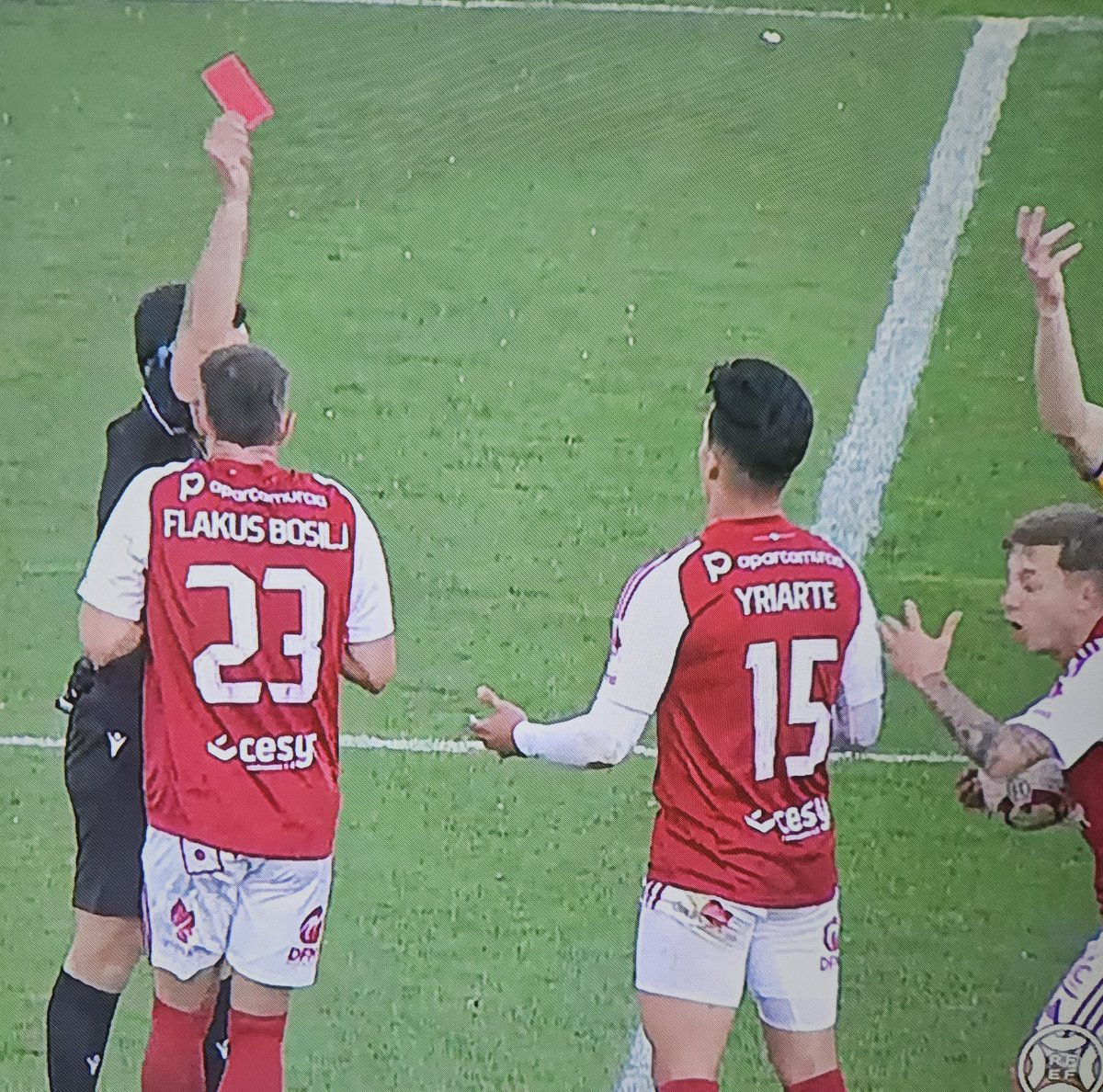 #AlcorcónRealMurcia 
El árbitro sigue atracando al <a href="/realmurciacfsad/">Real Murcia CF</a>. Segundo jugador expulsado (Isi Gómez e Yriarte). Robo en Santo Domingo, como en tantos partidos esta temporada.