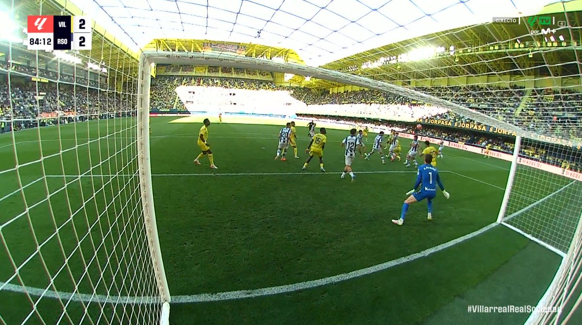 ArchivoVAR's tweet photo. 🖥️💥 Cruce de cables absoluto del VAR en el Villarreal - Real Sociedad.

👉🏻 Ayoze no está en la trayectoria visual de Remiro ni hace por disputar el balón.

❌ GOL COMPLETAMENTE LEGAL.

▪️ Cacicada incomprensible de Trujillo Suárez validando la decisión de la asistente. https://t.co/osiRUJnRb5