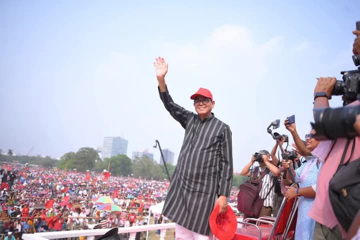 mishra_surjya's tweet photo. #PeoplesBrigade at Kolkata today https://t.co/bcIdWZueRY