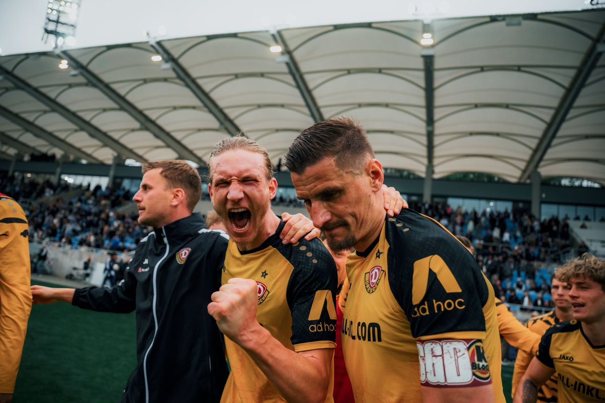 DynamoDresden's tweet photo. Nur glückliche Gesichter 🤩 #FCSSGD #sgd1953 https://t.co/ZWyga8hrhE