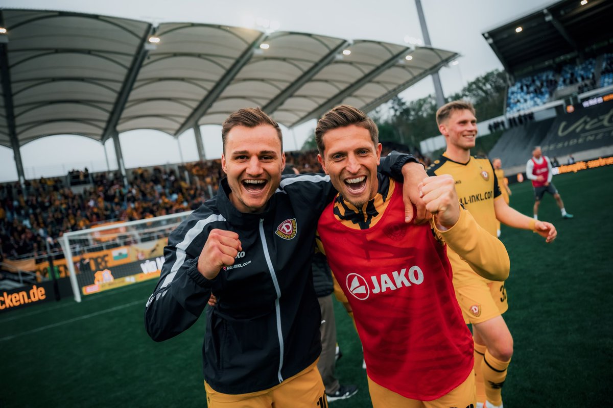 DynamoDresden's tweet photo. Nur glückliche Gesichter 🤩 #FCSSGD #sgd1953 https://t.co/ZWyga8hrhE