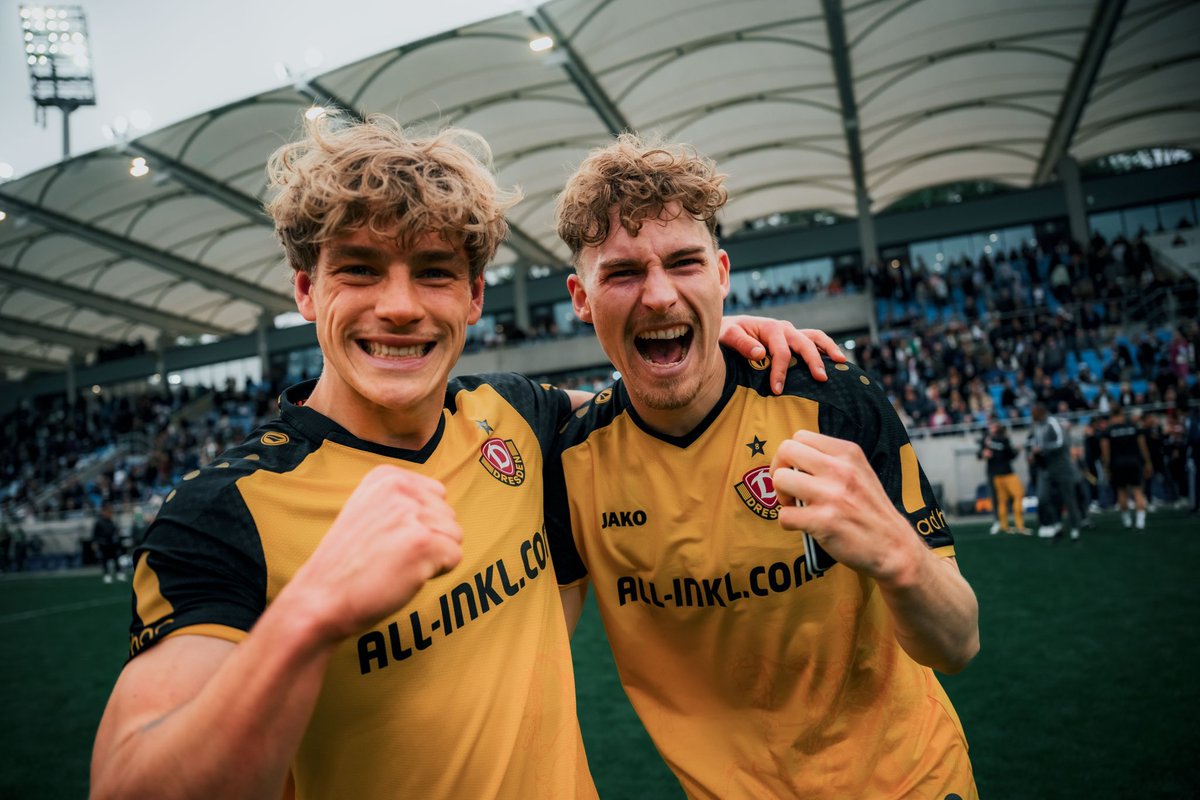 DynamoDresden's tweet photo. Nur glückliche Gesichter 🤩 #FCSSGD #sgd1953 https://t.co/ZWyga8hrhE