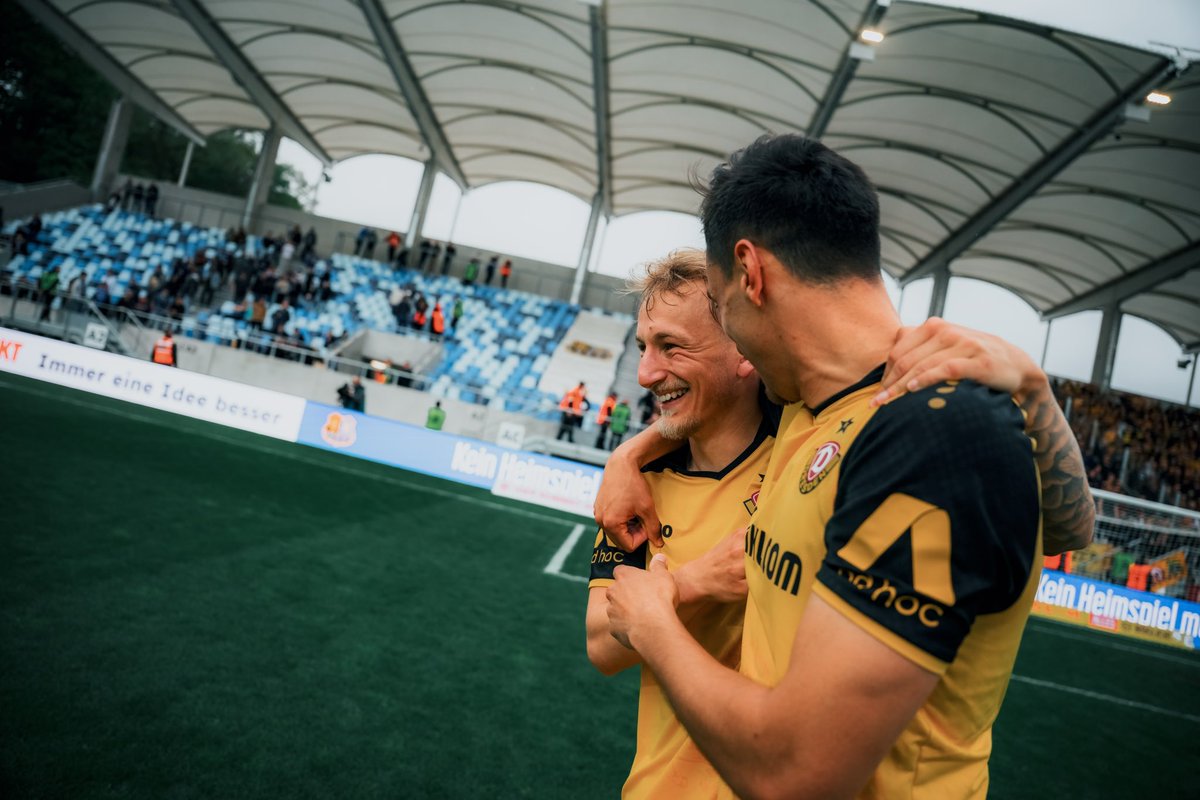 DynamoDresden's tweet photo. Nur glückliche Gesichter 🤩 #FCSSGD #sgd1953 https://t.co/ZWyga8hrhE