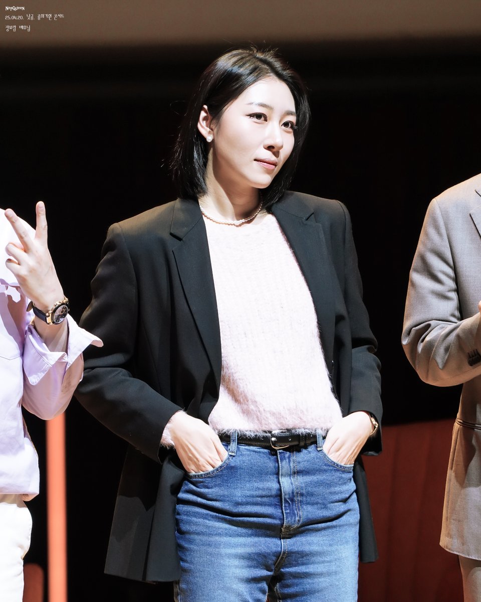 NepQueen's tweet photo. 2025.4.20. 낮공. 
종의 기원 콘서트. 포토 타임. 
#장보람 배우님. https://t.co/LefhWcAYoh