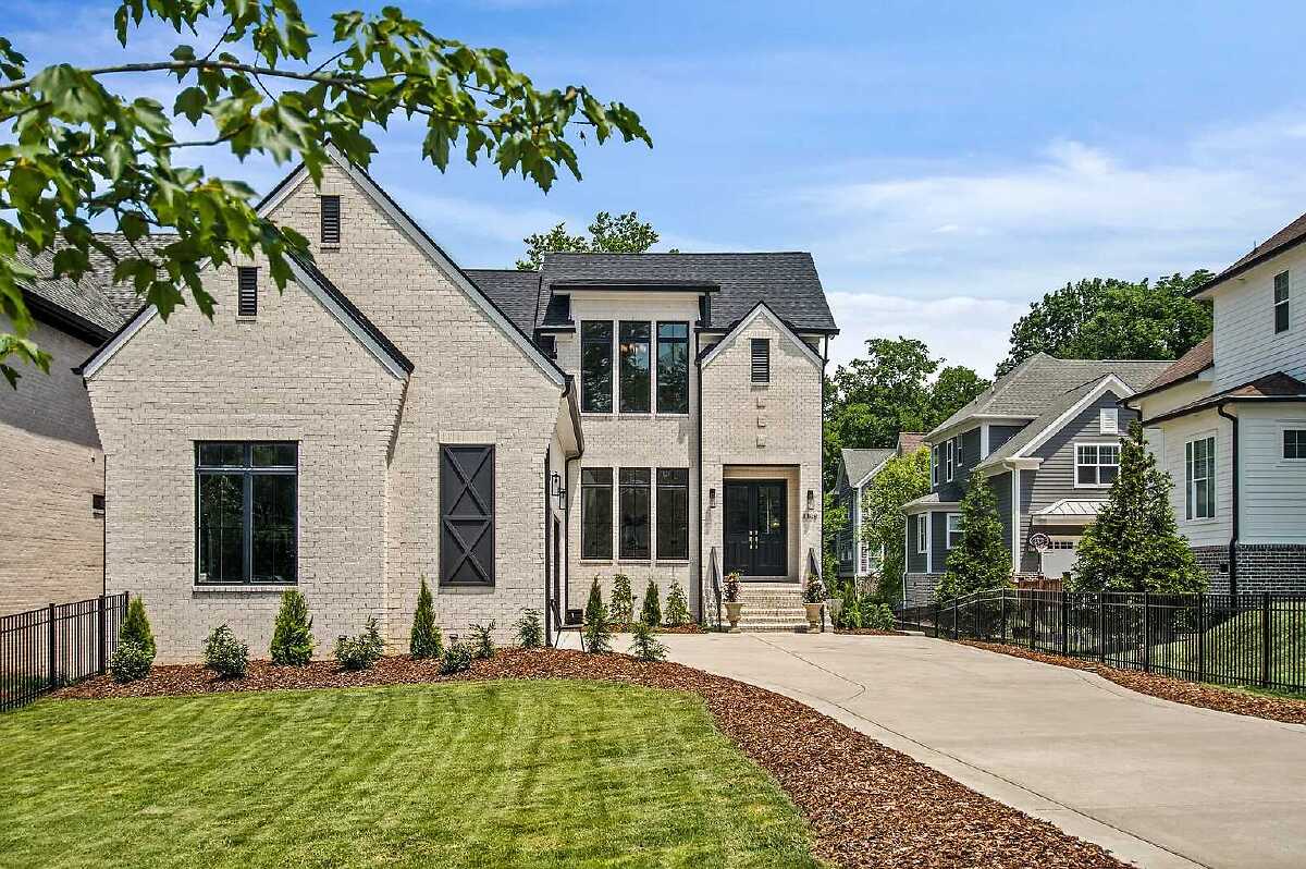 Icansell79's tweet photo. The average home price in Northumberland reached $801,717 last month, marking an 11.7% increase from March 2024, when the average stood at $717,908. However, the number of homes sold dropped to 102, down from 132 the previous year. https://t.co/uC2RE620E3 https://t.co/hPWSwzKcUP