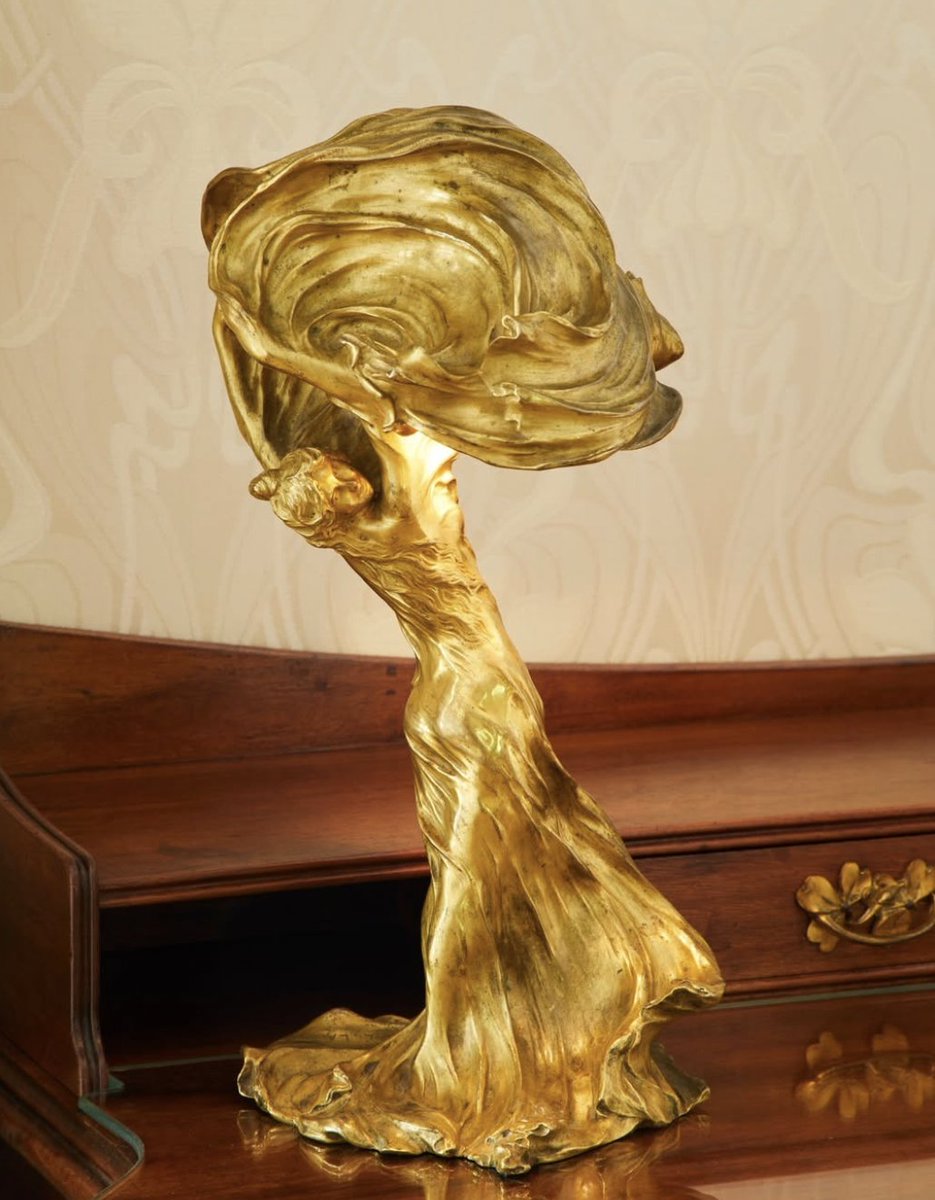 Discover the beauty of Art Nouveau with our second featured piece of the week.
First, the stunning Loïe Fuller lamp by Raoul Larche—an exquisite bronze creation inspired by the iconic dancer, embodying the shift from academic art to the daring vision of Art Nouveau.

More details