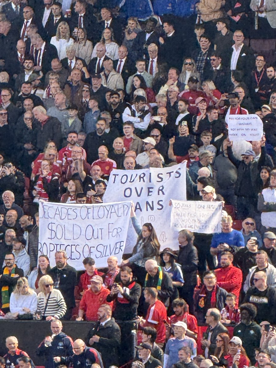 YorkshireDevil1's tweet photo. To those protesting in the South Stand, we saw what you had to say across the ground! So they are definitely hearing you too!!! Keep it up!!!! #mufc #glazersout https://t.co/paDDHeXIft