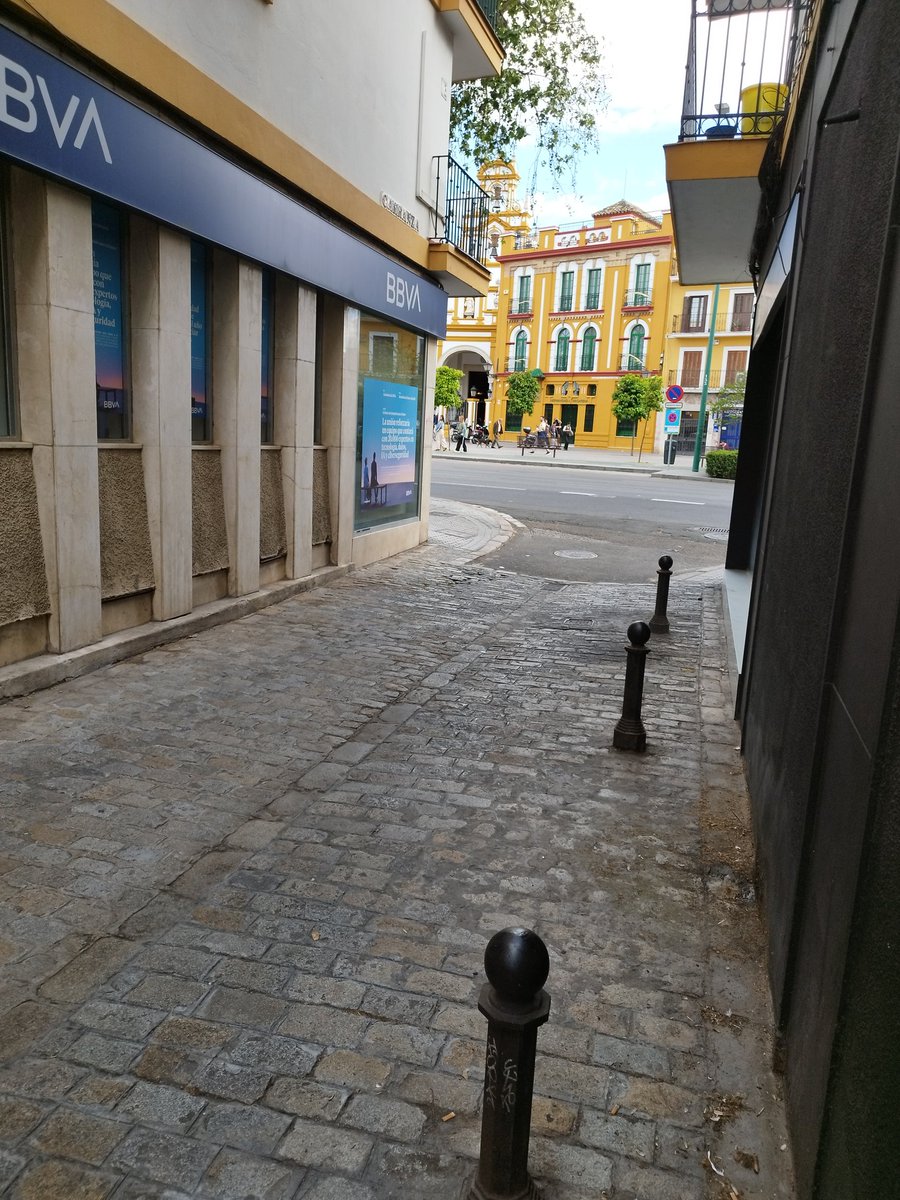 El_Primillo's tweet photo. #cuidemosSevilla #sevilla #DistritoMacarena @PPDtoMacarena
 el tweet de los meados del barrio. Lipasam pasarse por favor a baldear ¿no?. La peste de orin mezclado con el olor a zotal,que intenta taparlo pero no cuela. Ya no se baldea, echan un chorreón de zotal y listo. https://t.co/zjeHxYYtd1