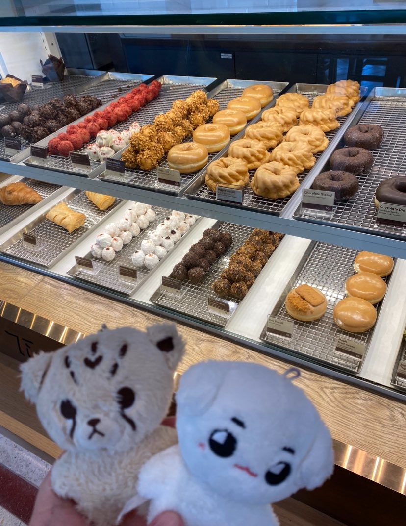 taeoxo_tyongya's tweet photo. ในที่สุดวันนี้ชั้นนได้กิน  #MapleCruller ตามมาร์คลีแล้ว อร่อยมากกก  ༘♡

#MARKyourTimhortons แต่เราก็หากันจนเจอ ไปมาแล้ว2สาขาของไม่มี มาเจอสาขา3 เฟมัสเกินคุณน้าา นี่แอบจิ้มตามพี่แทยงกินมาอีกเริ่ดๆๆๆ 🍁🇨🇦🐯🌹💗🤏🏻🫶🏻

#MARK #MARKLEE #마크
#TimhortonsxMarkLee https://t.co/NSOZqx5ITy