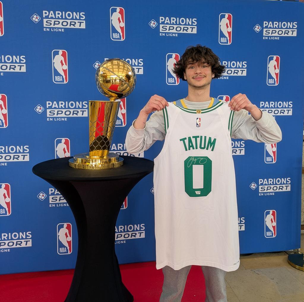 TrashTalk_fr's tweet photo. C'est Mattéo (@BballMindseT_fr) qui remporte le maillot de Jayson Tatum dédicacé 🔥

Merci @ParionsSport 🎁 https://t.co/WdRwgGInbo