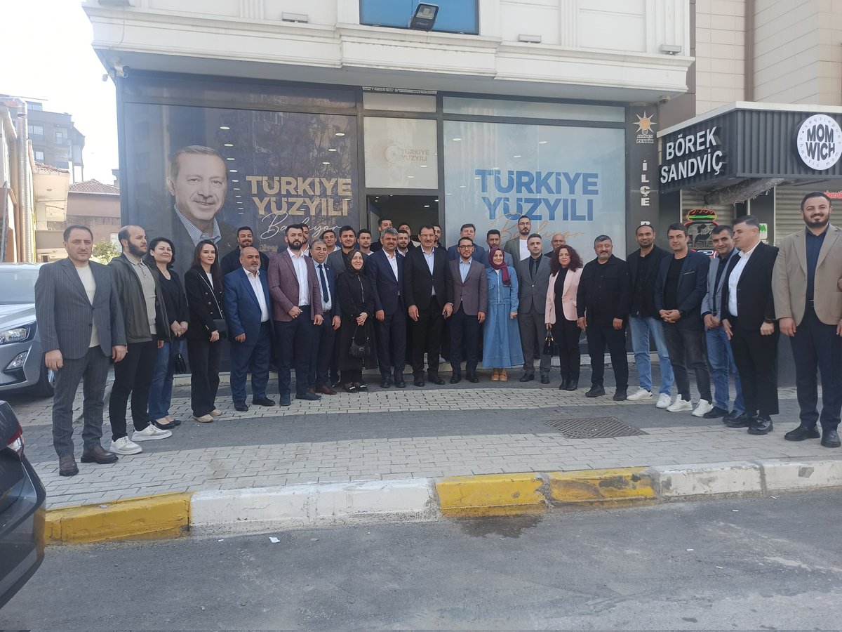 📍Pendik...

Güne Pendik teşkilatımızı ziyaretle başladık. Heyecan, azim, kararlılık, adanmışlık... Hepsi var. Var olsunlar...