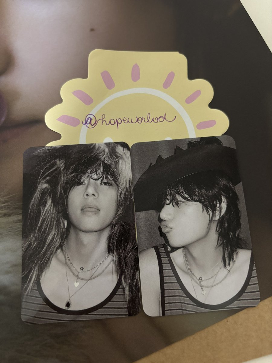 bea (@hopeworlvd) on Twitter photo alguém querendo os photocards do vinil layover? Faço a dupla por R$130 com frete incluso 
estão sem avarias alguém querendo os photocards do vinil layover? Faço a dupla por R$130 com frete incluso 
estão sem avarias