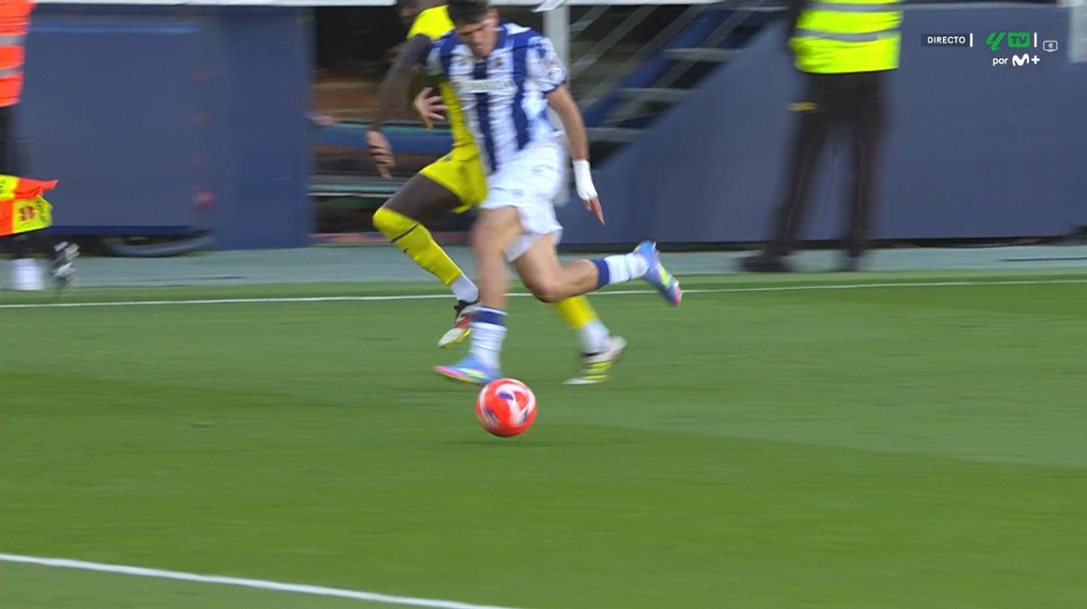 ArchivoVAR's tweet photo. 🖥️💥 El VAR decidió anular el máximo número posible de goles al Villarreal.

👉🏻 Pépé y Javi López pugnan durante la carrera sin que el francés cometa infracción.

❌ GOL COMPLETAMENTE LEGAL.

▪️ El nivel de la asistente de Cuadra Fernández fue absolutamente demencial. https://t.co/o6wRPy2PnL