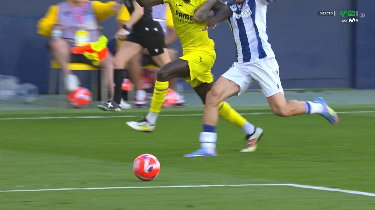 ArchivoVAR's tweet photo. 🖥️💥 El VAR decidió anular el máximo número posible de goles al Villarreal.

👉🏻 Pépé y Javi López pugnan durante la carrera sin que el francés cometa infracción.

❌ GOL COMPLETAMENTE LEGAL.

▪️ El nivel de la asistente de Cuadra Fernández fue absolutamente demencial. https://t.co/o6wRPy2PnL