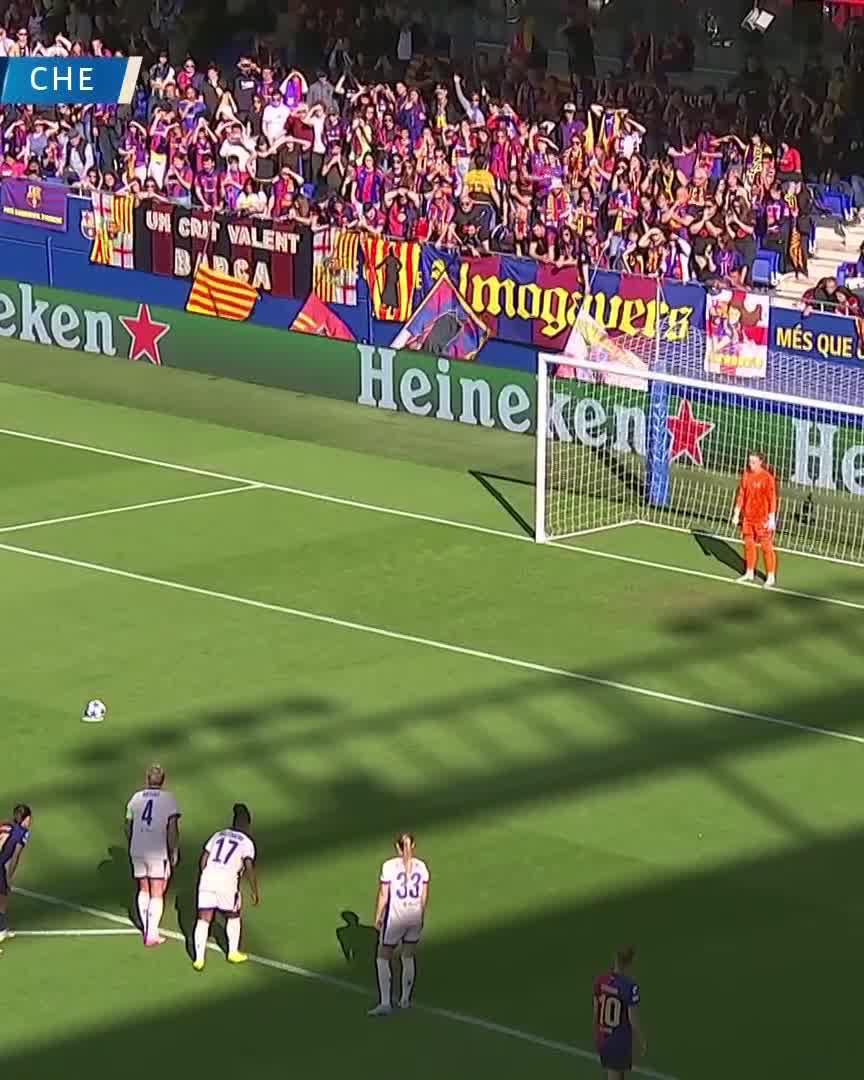 ✋ Hannah Hampton denies Alexia Putellas from the penalty spot!Watch Barcelona v. Chelsea live and free on DAZN ▶️  #UWCL