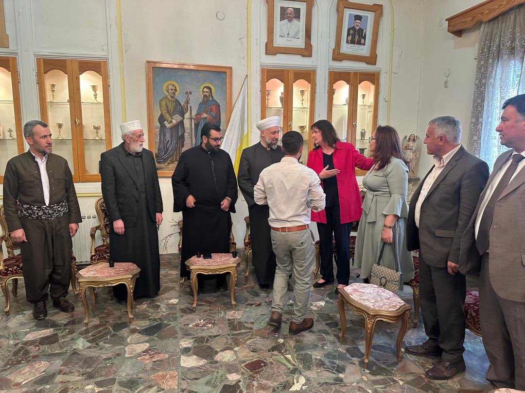 mirovati81's tweet image. Şêx Murşid Xeznewi, Hristiyanların Paskalya bayramını kutladı.
Hristiyan din adamlarını ziyaretinden sonra mesaj yayınladı.
“Cejna Paskalyayê li hemû hevalên me yên Xiristiyan pîroz be.”