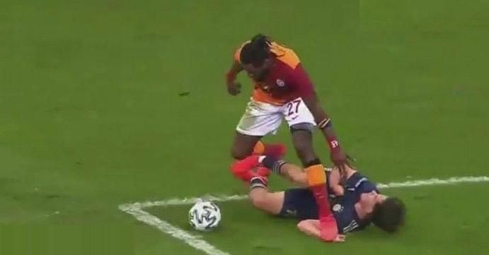 bbosports's tweet photo. Hmm... Demek Maximin rakibinin koluna bastı ve hakem kart çıkartıp faul düdüğü çalmadı. https://t.co/L2V8JPTJSu