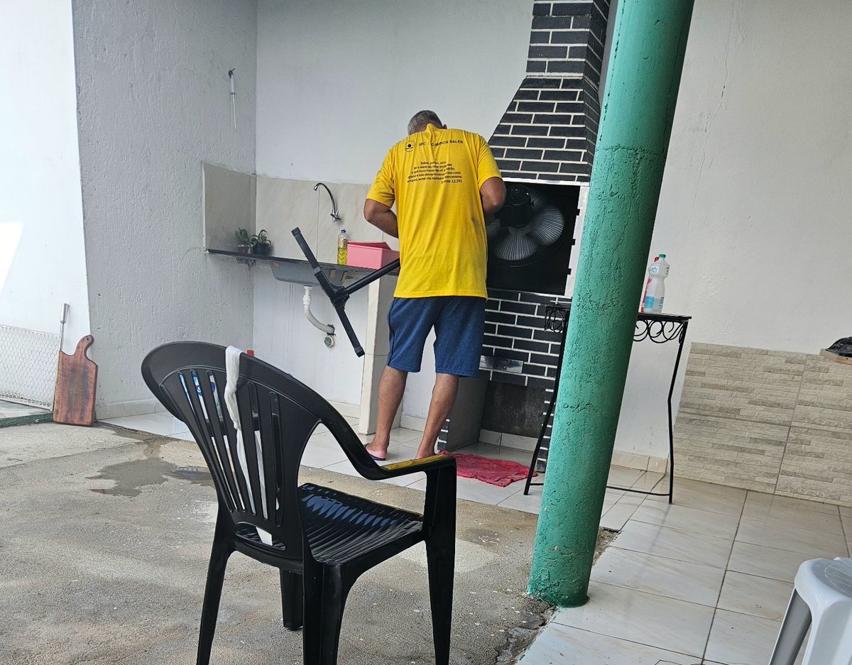 Alguém dá uma dica. Faz 1 hora que meu pai tá tentando acender a churrasqueira