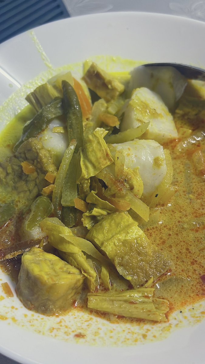 ArinaJamal's tweet photo. Homemade lontong is the best. Sahur at this hour sebab esok nak continue puasa enam 😆 https://t.co/JoZ84KJKvz