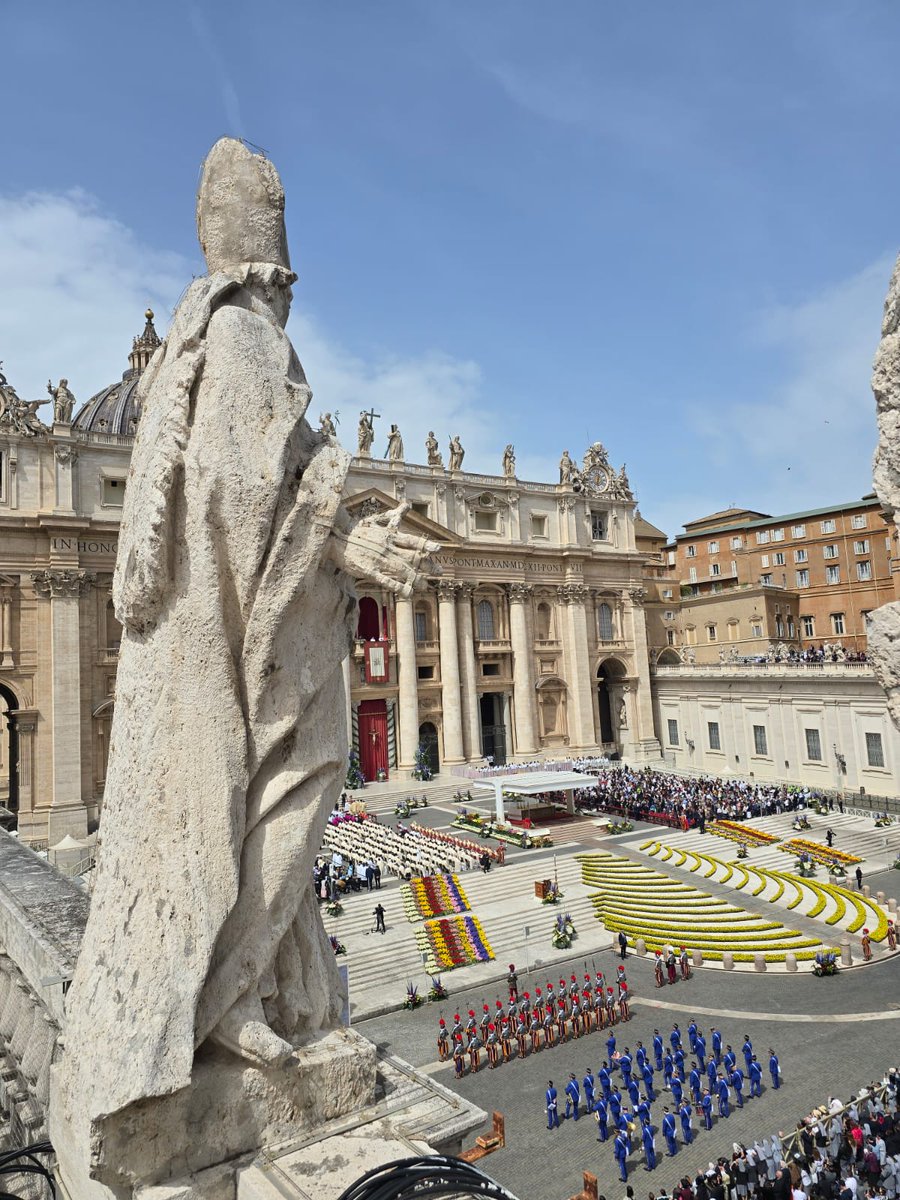 AgenziaFides's tweet photo. Urbi et Orbi, #PapaFrancesco dalla loggia delle benedizioni della basilica vaticana: Quanta volontà di morte nel mondo, ma il male non ha più potere su chi accoglie la #Pasqua di Cristo 👇
https://t.co/tO2eKscI2y https://t.co/zoXP0etcJ1