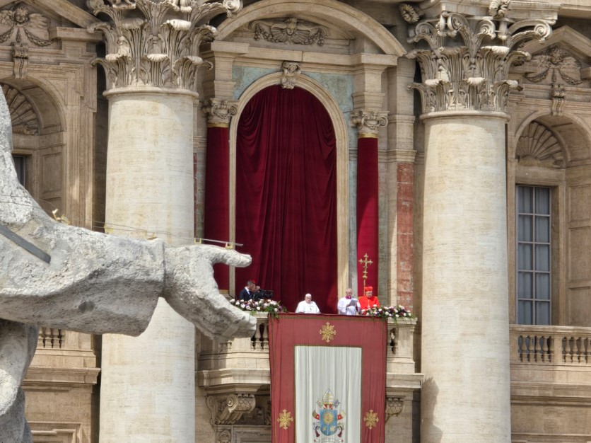 AgenziaFides's tweet photo. Urbi et Orbi, #PapaFrancesco dalla loggia delle benedizioni della basilica vaticana: Quanta volontà di morte nel mondo, ma il male non ha più potere su chi accoglie la #Pasqua di Cristo 👇
https://t.co/tO2eKscI2y https://t.co/zoXP0etcJ1