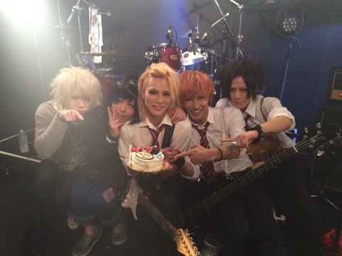 _minosan's tweet photo. チトフェシュ楽しかったー！ヘルブロスの最後の曲でふと思い出したんだけど、30歳のお誕生日ライブもここだった！あれから10年と思うと本当に感慨深い。見れてない時間が半分くらいありつつ、今ここで人生が交差しているのがとても嬉しいなと思いました。みんな健康であれー！ https://t.co/M1qkcXyhOe