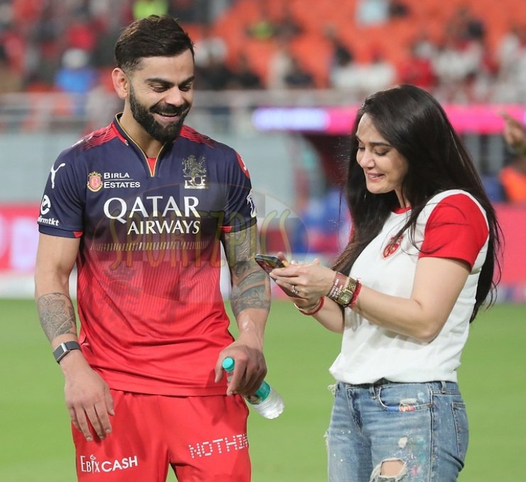 Cricket_World45's tweet photo. Virat &amp; Preity share a light moment after RCB conquers PBKS in Today's Clash❤️

#RCBvPBKS #ViratKohli #PreityZinta #TATAIPL2025 https://t.co/gB9UMzB9Zb