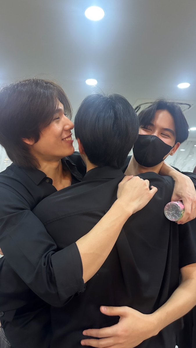 ariappw's tweet photo. One thing I adore about Phuwin is how much love he has for his friends.
His bond with Fourth and Satang? Pure chaos and comfort. The loyalty. The softness in how they love each other.🥺🤏
#phuwinfourthsatang
#bffforever https://t.co/WBcanHvMWL