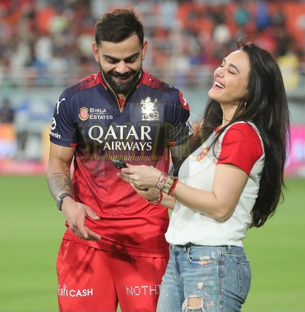 Cricket_World45's tweet photo. Virat &amp; Preity share a light moment after RCB conquers PBKS in Today's Clash❤️

#RCBvPBKS #ViratKohli #PreityZinta #TATAIPL2025 https://t.co/gB9UMzB9Zb