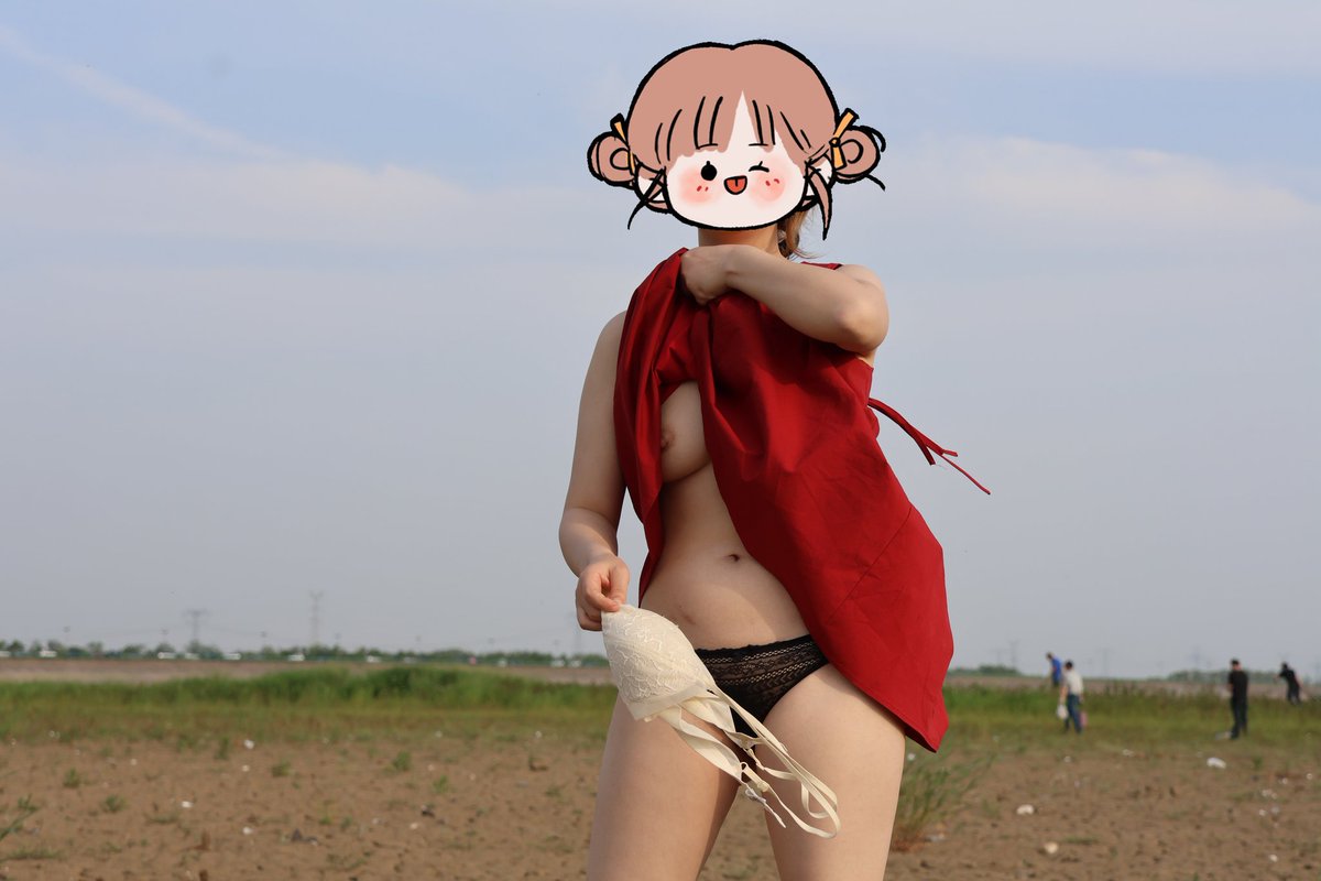 xcmmdoi's tweet photo. 草地露出第一弹：脱内衣
＃露出 ＃淫妻 ＃母狗 #露出诱惑 #露出人妻 #野外露出 #人前露出 #内衣 https://t.co/Rr5CWDXlLC