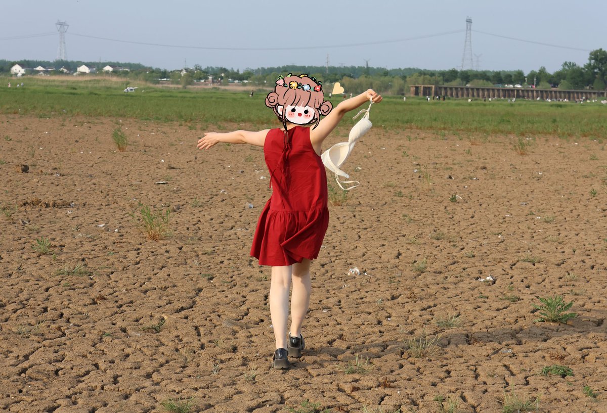 xcmmdoi's tweet photo. 草地露出第一弹：脱内衣
＃露出 ＃淫妻 ＃母狗 #露出诱惑 #露出人妻 #野外露出 #人前露出 #内衣 https://t.co/Rr5CWDXlLC